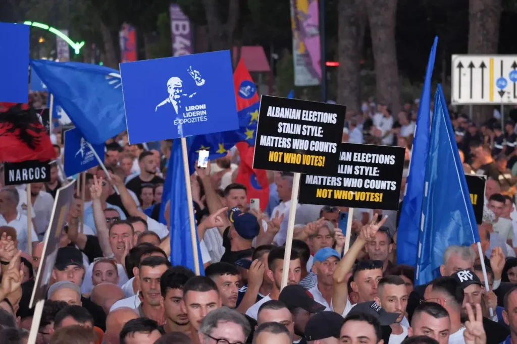 Opozita kërkon tre orë leje për protestën e nesërme. Policia bllokon rrugët.