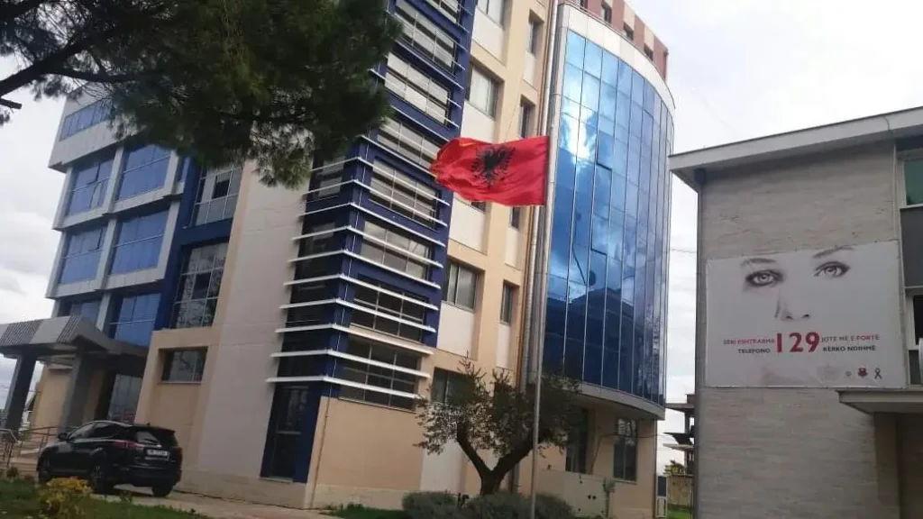 Policia ndalon dy shtetas në për veprat penale “Shkatërrim i pronës”, “Kanosje”, dhe “Armëmbajtje pa leje”.