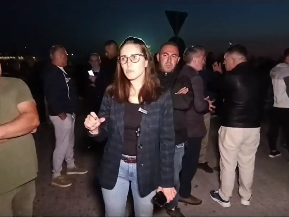 Deputetja e PD Ilda Dhori nga protesta e opozitës në Rrogozhinë: Të ndalohet ikja e shqiptarëve nga vendi.