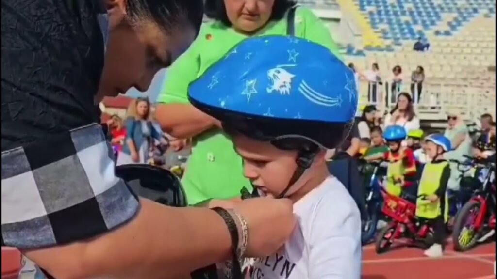 Video: Fëmijët “pushtojnë” stadiumin ne Shkodër, gara me biçikleta.