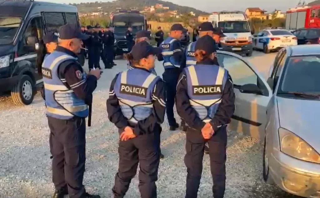 Video: Protesta e PD, policia shoqëron aktivistët dhe deputetët në Roskovec e Fier.