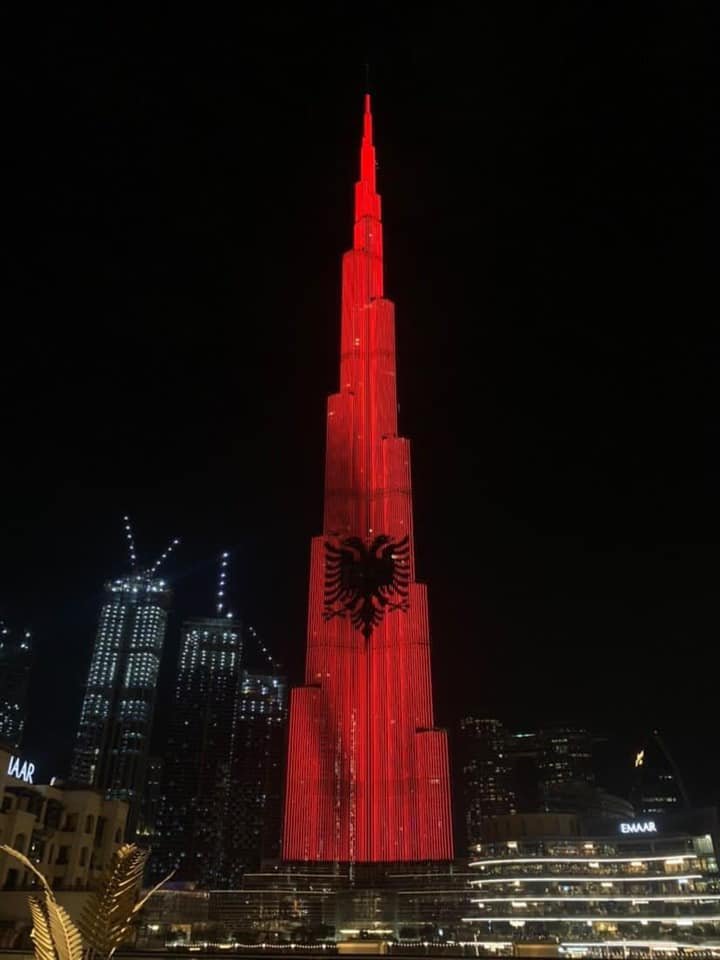 Burj Khalifa Shkëlqen Kuq e Zi për Festën e 28 Nëntorit: Simboli i Një Kombi të Bashkuar