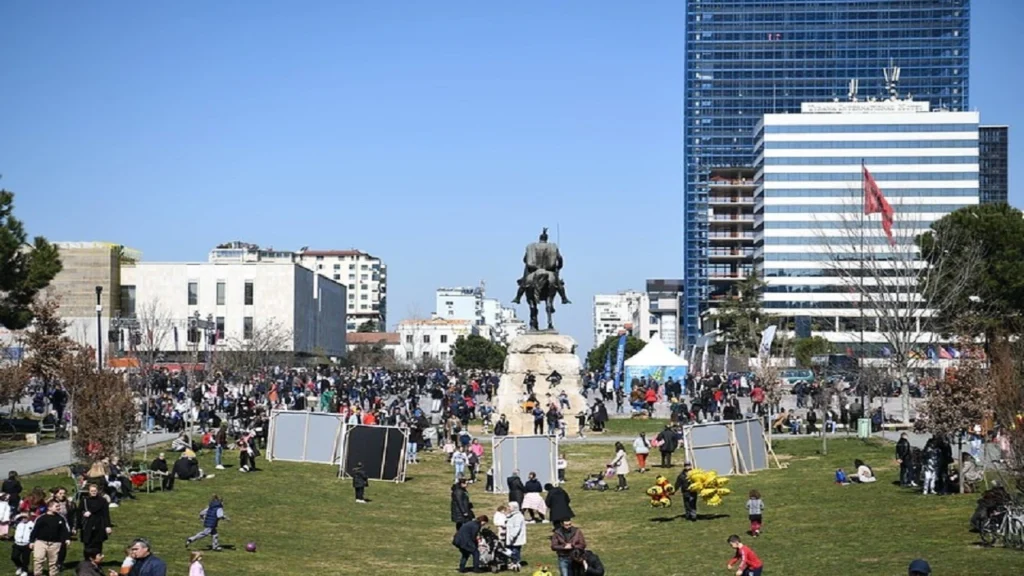 Shqiptarët e moshës së mesme: Më pak të lumtur se dy dekada më parë Shqiptarët e moshës së mesme: Më pak të lumtur se dy dekada më parë