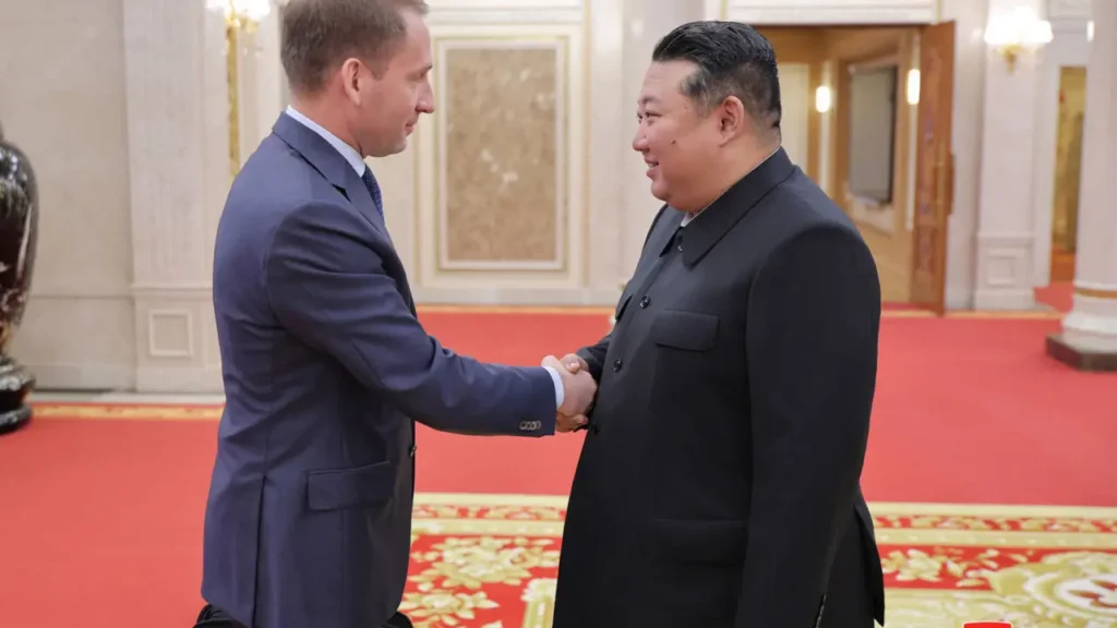 Kim Jong Un takon Ministrin Rus të Burimeve Njerëzore: Bashkëpunimi Mes Phenianit dhe Moskës po forcohet Kim Jong Un takon Ministrin Rus të Burimeve Njerëzore: Bashkëpunimi Mes Phenianit dhe Moskës po forcohet