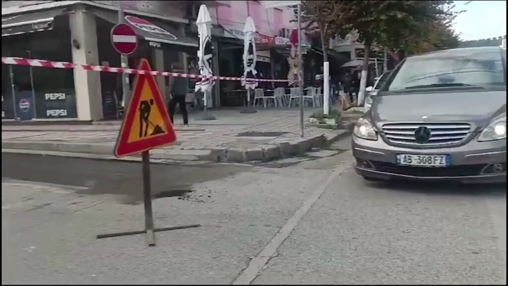 Kronikë: Lushnje, automjetet e parkuara, pengesë për vijimin e rikonstruksionit të rrugës