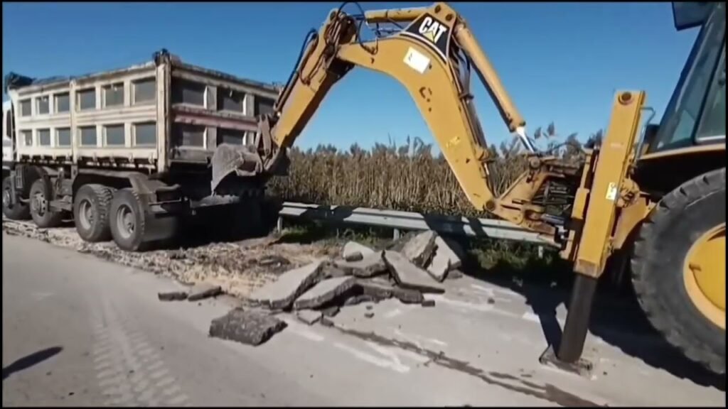 Rikonstruktohet aksi kryesor i rrugës për në bashkinë Divjakë, kishte dëmtime të shumta.