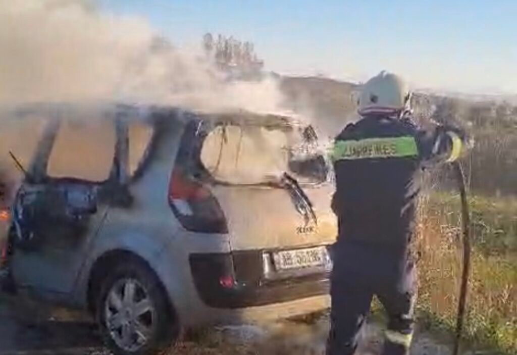 Djegia e një automjeti në Lushnjë, shkaktohet nga një difekt teknik