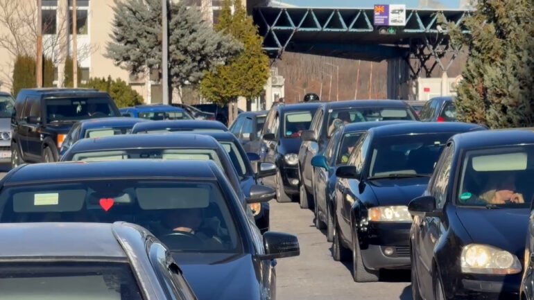 Fluksi i lartë në Qafë Thanë: Doganat rrisin kapacitetet për të shmangur radhët