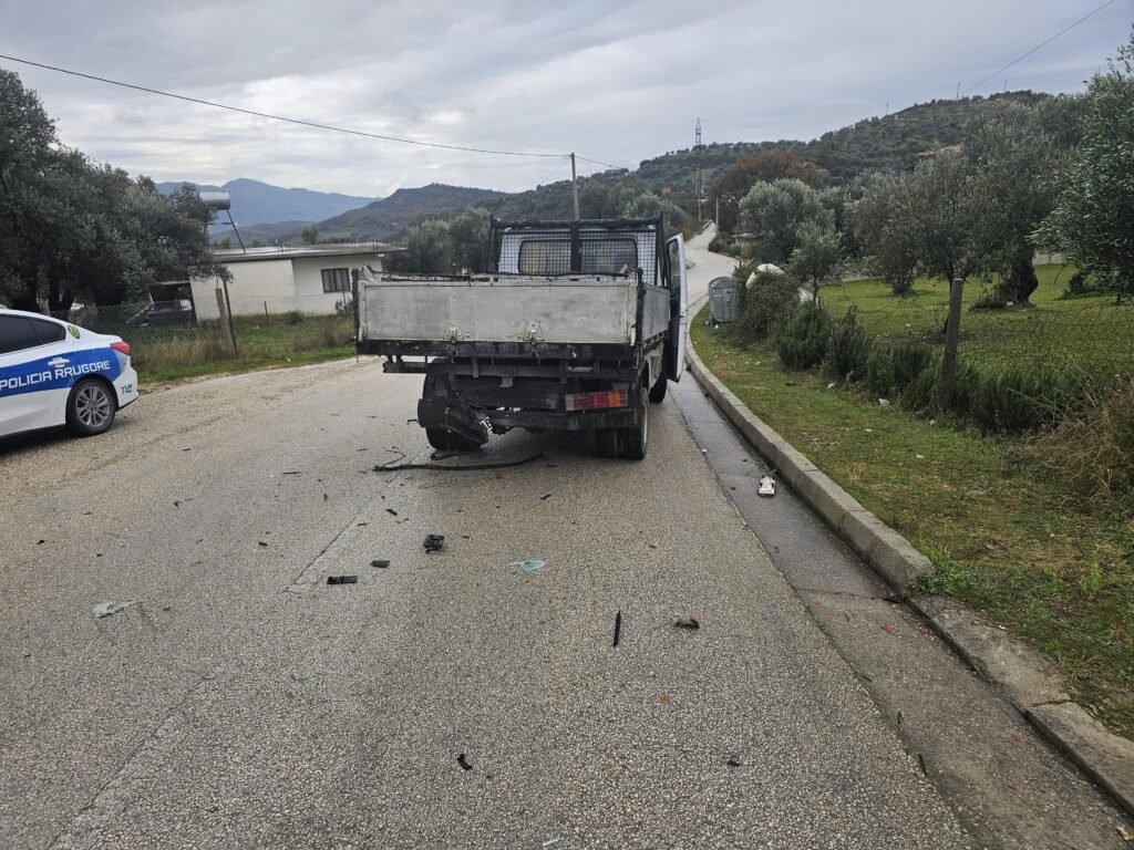 Përplasje automjetesh në Patos, dy persona përfundojnë në spital