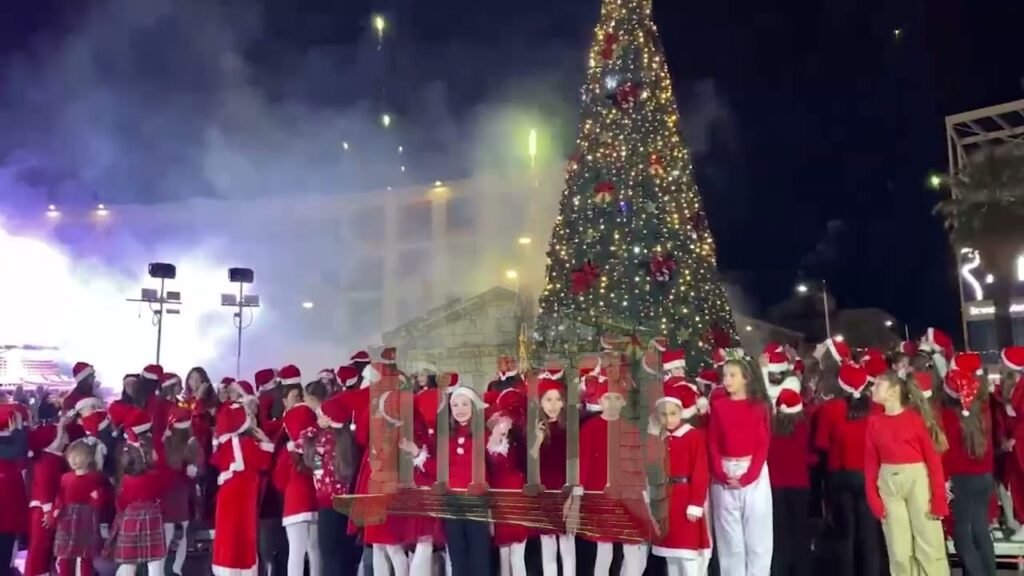 Magjia e Festave: Fieri ndez pemën e Krishtlindjeve mes gëzimit të qytetarëve