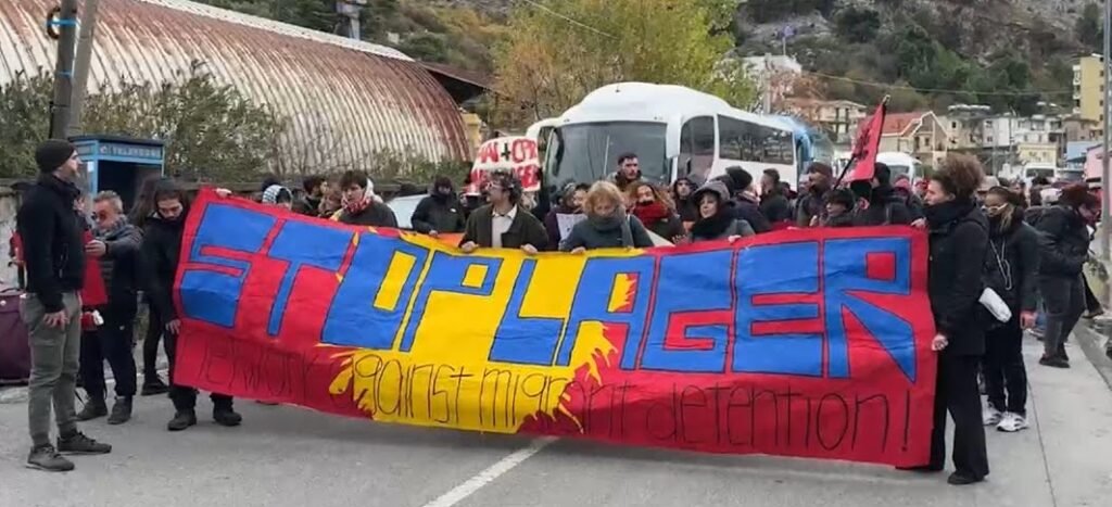 Protesta në Shëngjin kundër marrëveshjes për emigrantët: “Rezistencë Globale për Demokraci”