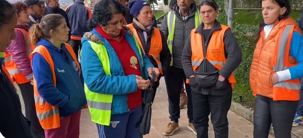 Protestë për të Drejtat: Punonjësit e pastrimit në Gjirokastër kërkojnë rritje pagash dhe respektim të kushteve të punës