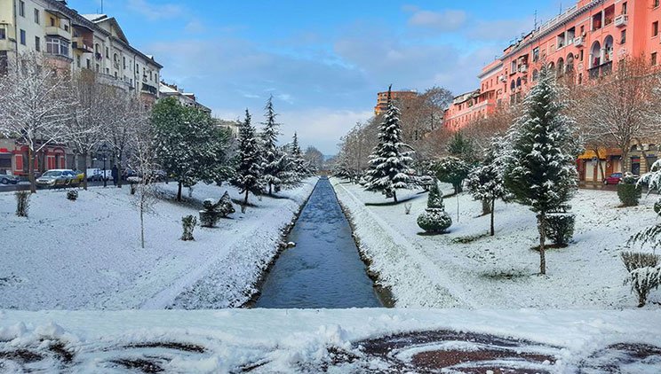 Tirana e rrethinat nën reshjet e borës: Bashkia garanton qarkullim normal dhe ndihmë për më të prekurit