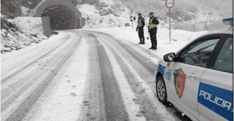 Dibra nën dëborë: Bllokime rrugësh dhe probleme energjie në zonat malore