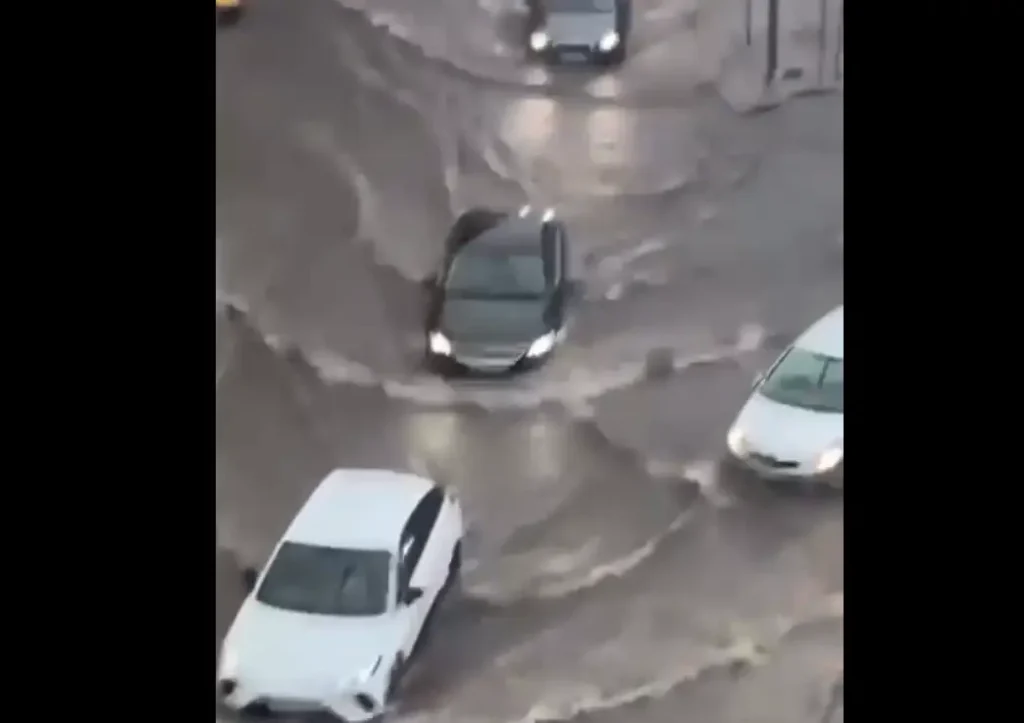 Përmbytje masive në Durrës, 300 banesa nën ujë pas reshjeve të shiut Përmbytje masive në Durrës, 300 banesa nën ujë pas reshjeve të shiut