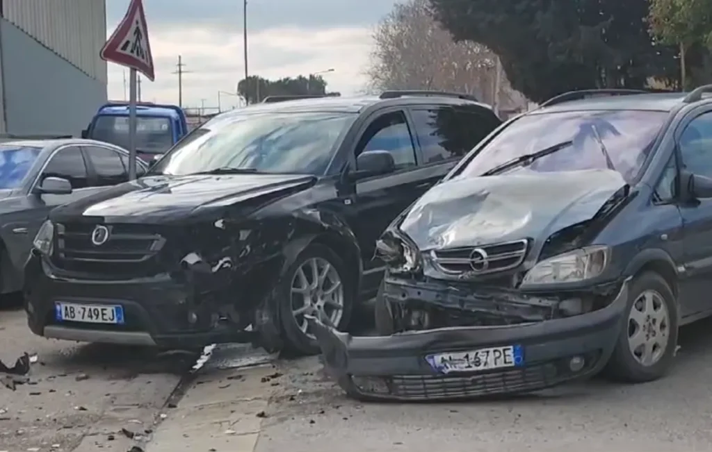 Aksident në Fier: Përplasen tre automjete, tre të plagosur jashtë rrezikut për jetën