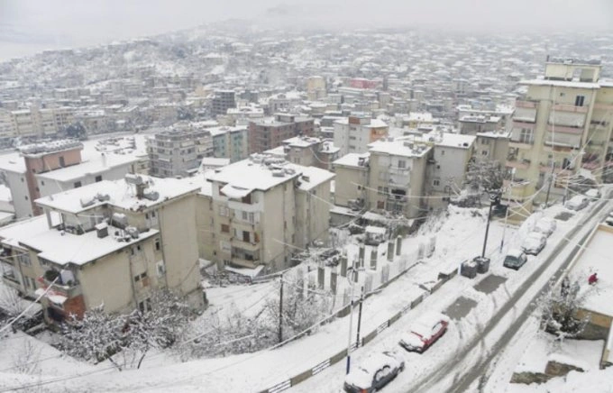 Reshjet e borës mbulojnë Korçën: Rrugë të vështirësuara dhe ndërprerje të përkohshme të energjisë elektrike