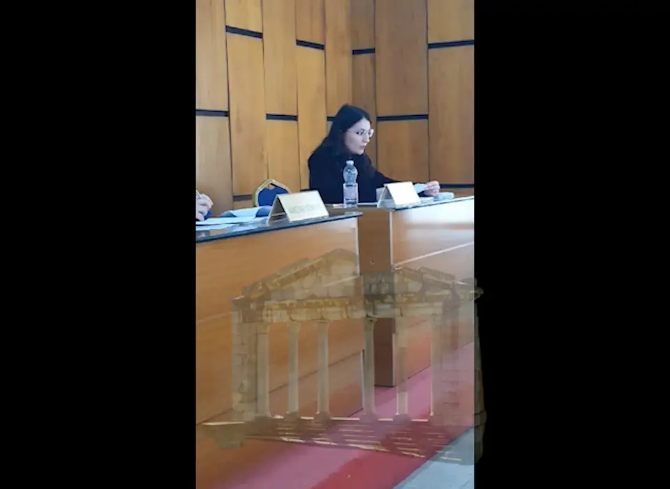 Debat i ashpër në Këshillin Bashkiak të Lushnjës: Kryetarja Sefa dhe Klement Çela shkëmbejnë fjalë për mbulimin mediatik të mbledhjeve