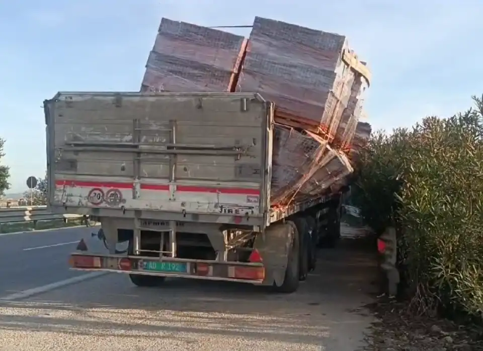 Aksident në kryqëzimin e Savrës. Shkaktohet rëndim i trafikut në autostradë