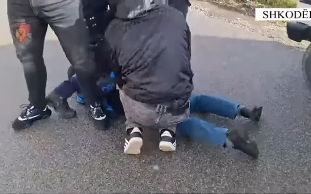 Arrestohet 56-vjeçari i Armatosur në Shkodër: Operacioni “Parandalimi” Kap Me Sukses Agim Currajn Arrestohet 56-vjeçari i Armatosur në Shkodër: Operacioni “Parandalimi” Kap Me Sukses Agim Currajn