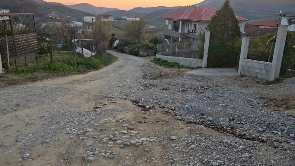 Banorët e Kështjellasit në Elbasan: Ultimatum bashkisë për rrugën e asfaltuar Banorët e Kështjellasit në Elbasan: Ultimatum bashkisë për rrugën e asfaltuar