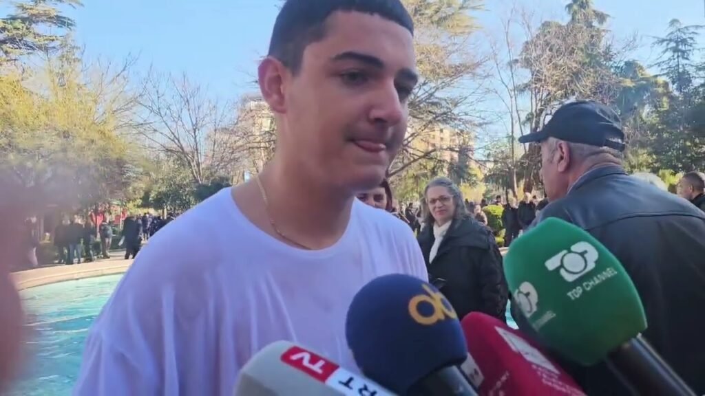 Kronikë: Në qytetin e Fierit u kremtua 6 janari, dita e Ujit të Bekuar Kronikë: Në qytetin e Fierit u kremtua 6 janari, dita e Ujit të Bekuar