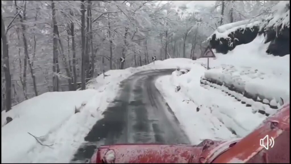 Reshjet e borës në bashkinë Shkodër, probleme në kalimin e disa rrugëve dhe me energjinë elektrike