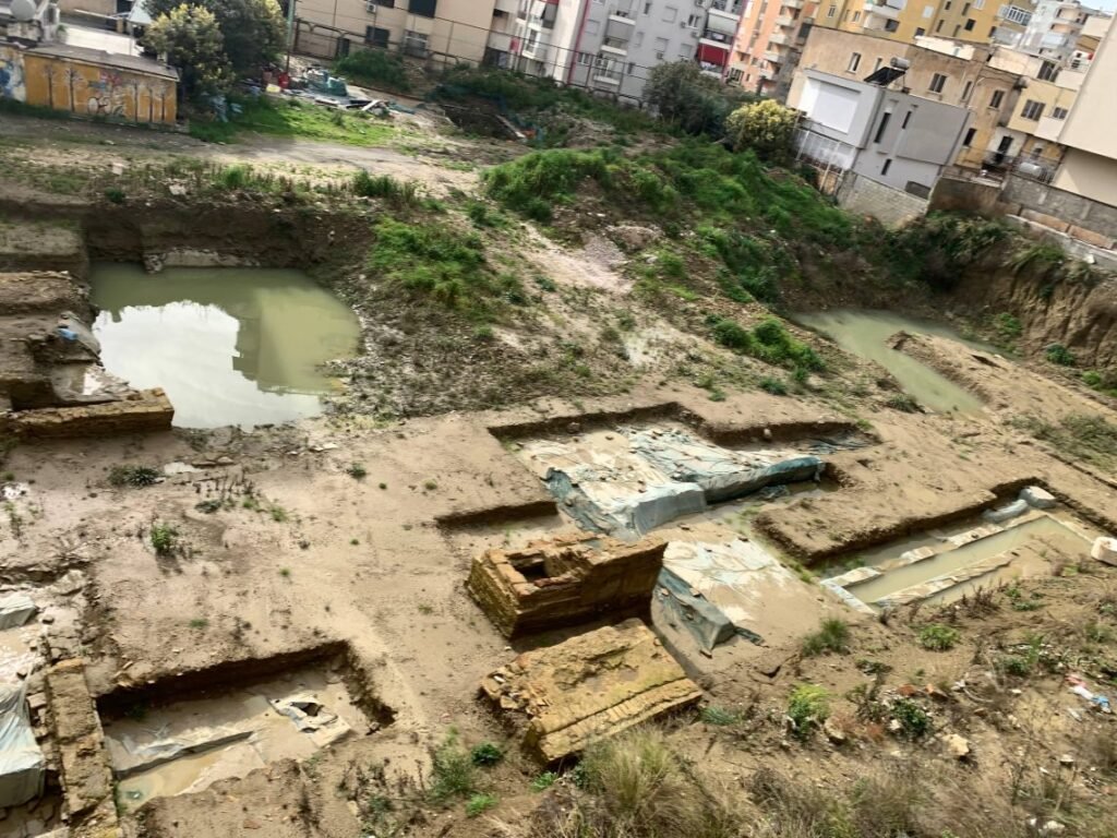 Zbulimi i vilës romake në Durrës shtyn ndërtimin e shkollës “Gjergj Kastrioti” Zbulimi i vilës romake në Durrës shtyn ndërtimin e shkollës “Gjergj Kastrioti”