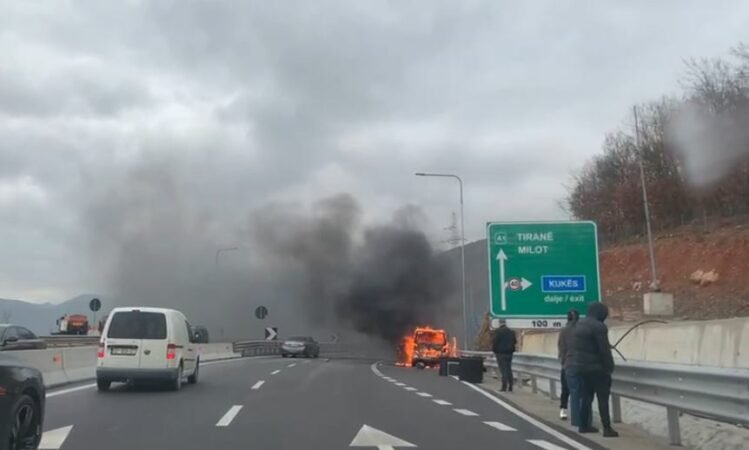 Shkrumbohet fugoni në Rrugën e Kombit, mjeti i dëmtuar digjet nga zjarri Shkrumbohet fugoni në Rrugën e Kombit, mjeti i dëmtuar digjet nga zjarri