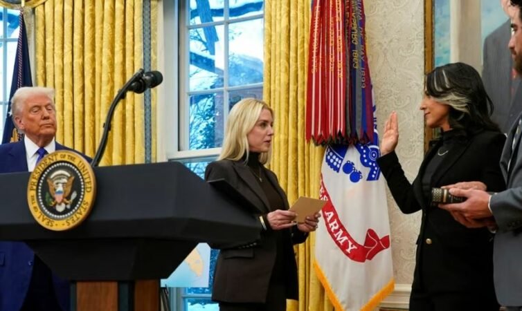Tulsi Gabbard betohet si drejtuese e zbulimit kombëtar Tulsi Gabbard betohet si drejtuese e zbulimit kombëtar