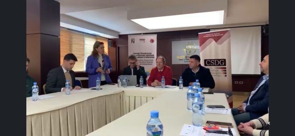 VIDEO/ Forcimi i demokracisë dhe roli i qytetarëve në procesin zgjedhor në Shqipëri, CSDG takim tek Hotel Fieri. VIDEO/ Forcimi i demokracisë dhe roli i qytetarëve në procesin zgjedhor në Shqipëri, CSDG takim tek Hotel Fieri.