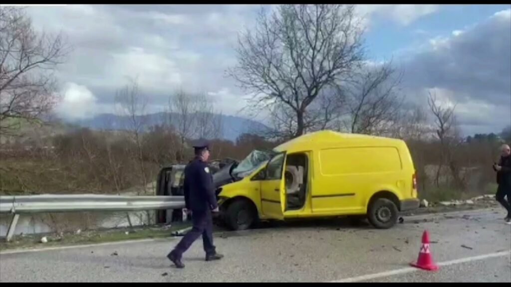 KRONIKË: AKSIDENT TRAGJIK NË GJIROKASTËR, 2 TË VDEKUR, NJË I PLAGOSUR KRONIKË: AKSIDENT TRAGJIK NË GJIROKASTËR, 2 TË VDEKUR, NJË I PLAGOSUR