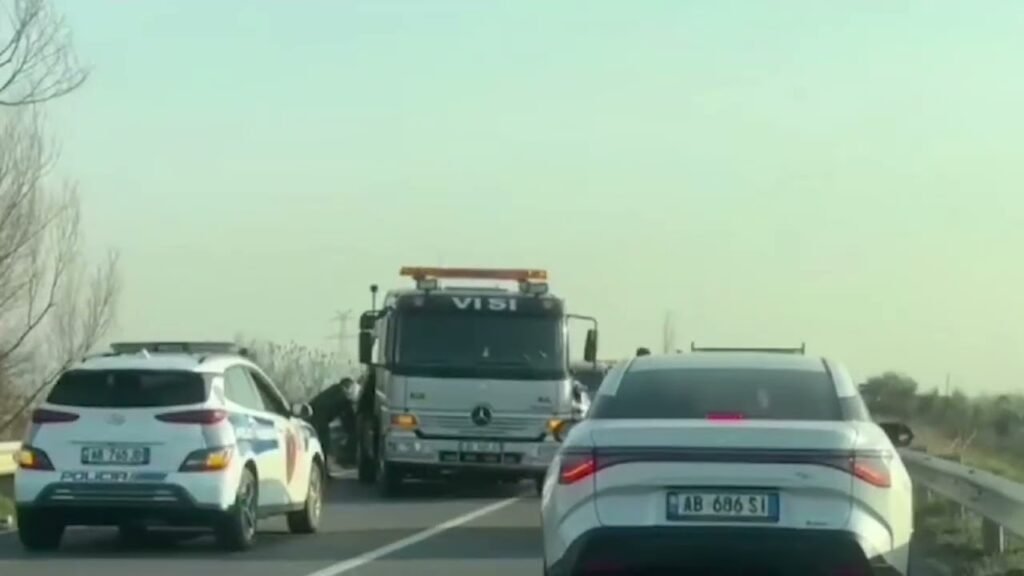AKSIDENTI I RËNDË NË GAJUSH TË LEZHËS, PLAGOSËN 2 PËRSONA MES TË CILËVE NJË GRUA AKSIDENTI I RËNDË NË GAJUSH TË LEZHËS, PLAGOSËN 2 PËRSONA MES TË CILËVE NJË GRUA