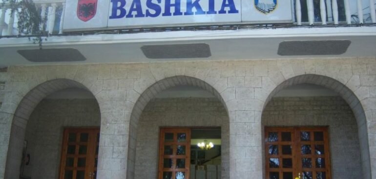 Tragjedia në Gjirokastër: Bashkia ofron ndihmë financiare për familjen e vajzës 17-vjeçare Tragjedia në Gjirokastër: Bashkia ofron ndihmë financiare për familjen e vajzës 17-vjeçare