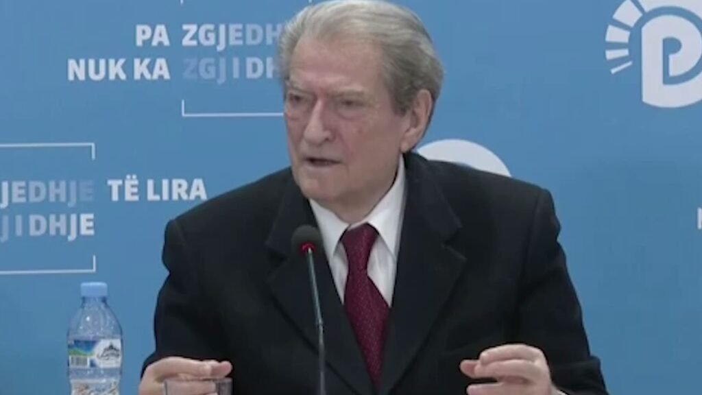 KRONIKË: BERISHA KËRCËNON RAMËN: PAS 11 MAJIT DO EKSTRADOHESH NË SHBA KRONIKË: BERISHA KËRCËNON RAMËN: PAS 11 MAJIT DO EKSTRADOHESH NË SHBA