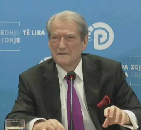 Berisha akuzon Belinda Ballukun për falsifikim të diplomës, kërcënon me ligjin të gjithë zyrtarët e qeverisë Berisha akuzon Belinda Ballukun për falsifikim të diplomës, kërcënon me ligjin të gjithë zyrtarët e qeverisë