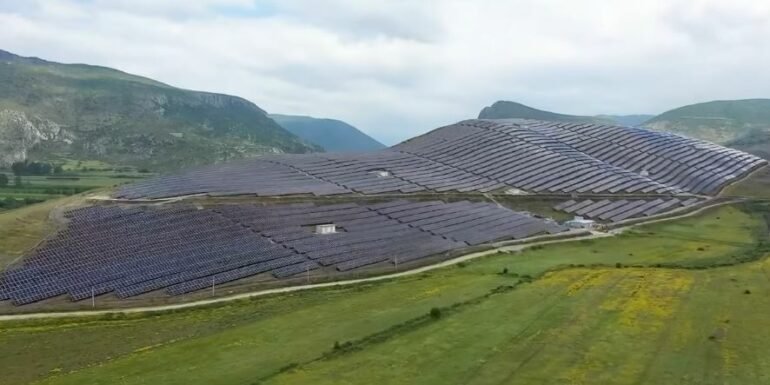 Rama ndan pamjet nga Parku Fotovoltaik në Devoll: Burim i ri energjie për Shqipërinë