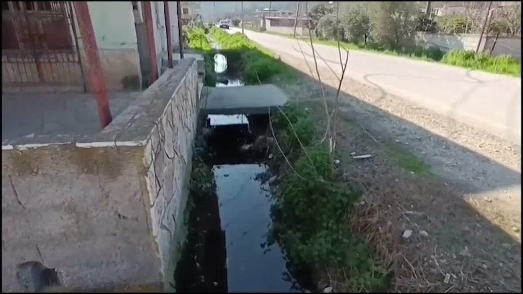 DIMAL, BANORËT E FSHATIT SYZEZ JETOJNË MES UJËRAVE TË ZEZA DIMAL, BANORËT E FSHATIT SYZEZ JETOJNË MES UJËRAVE TË ZEZA
