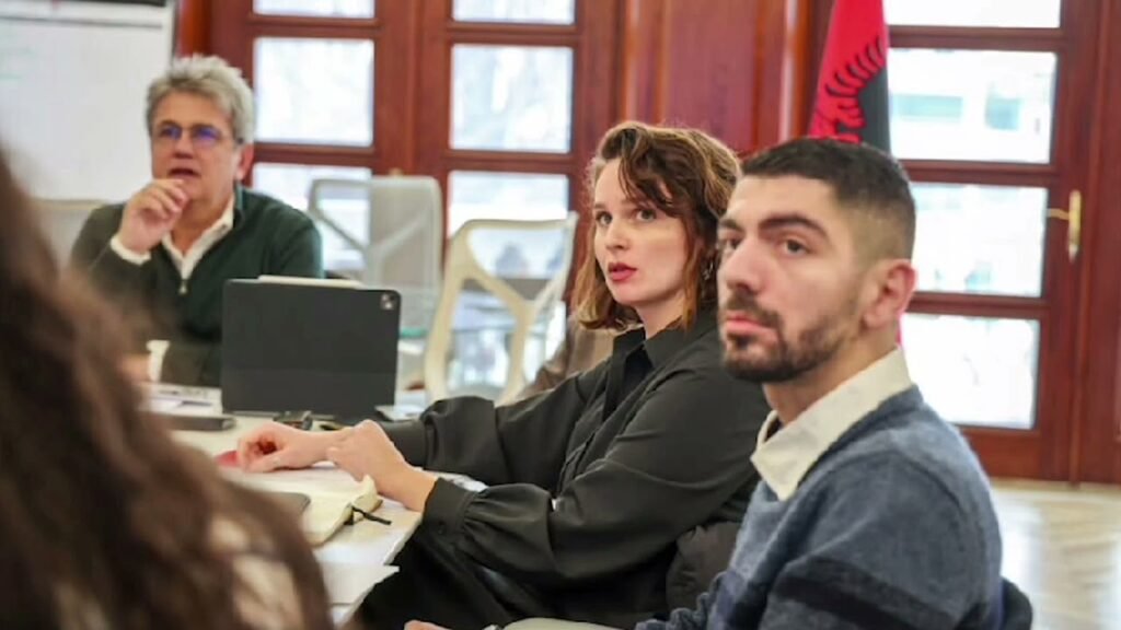 KRONIKË: DREJT PËRFUNDIMIT PAJISJA ME KARTA STUDENTI PËR STUDENTËT E UNIVERSITETIT SHKODËR KRONIKË: DREJT PËRFUNDIMIT PAJISJA ME KARTA STUDENTI PËR STUDENTËT E UNIVERSITETIT SHKODËR