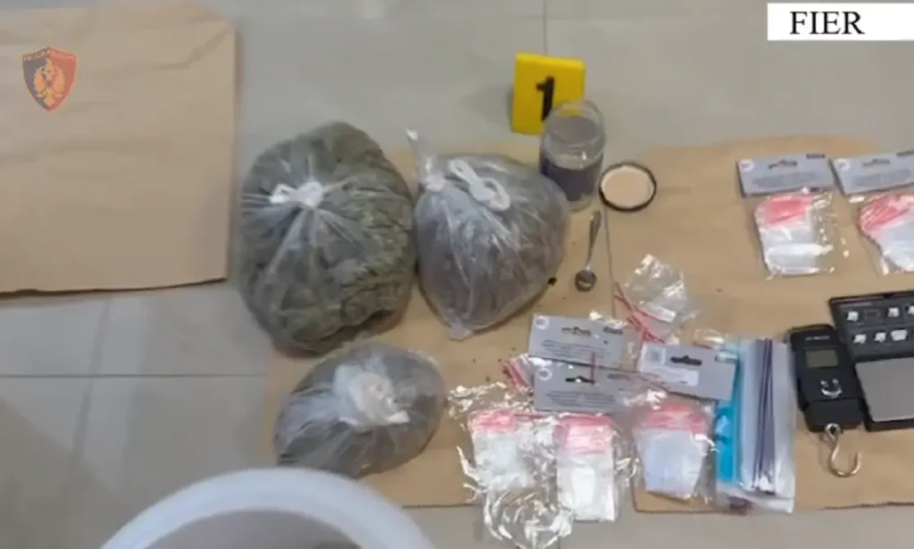 Video, Operacioni “Price”: Arrestohen dy persona dhe sekuestrohen 508 gramë kokainë në Fier