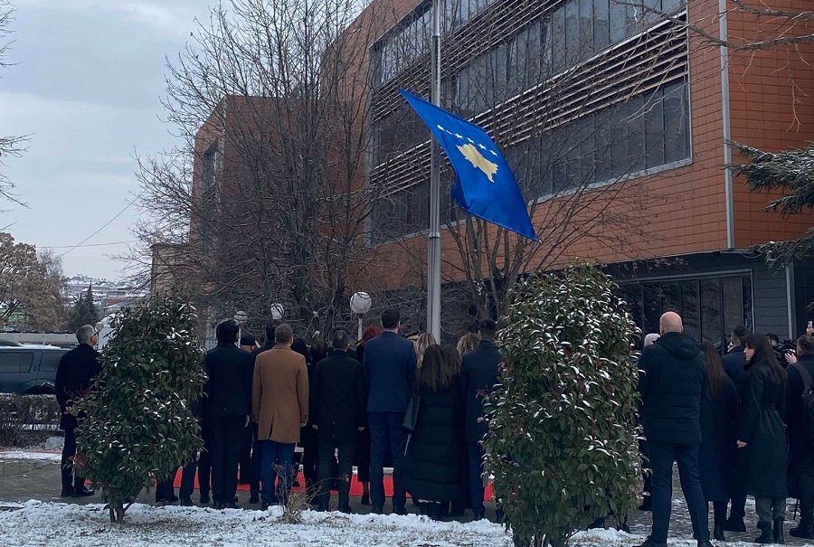 Vjosa Osmani dhe Albin Kurti kryejnë homazhe për 17 vjetorin e Pavarësisë së Kosovës