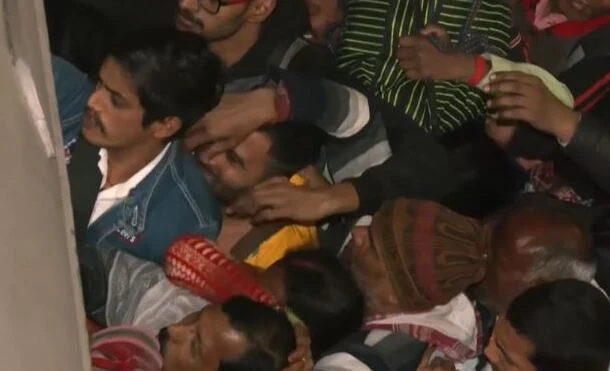 Tragjedia në Nju Delhi: 18 viktima dhe 10 të plagosur nga shtypja e turmës në stacionin hekurudhor Tragjedia në Nju Delhi: 18 viktima dhe 10 të plagosur nga shtypja e turmës në stacionin hekurudhor