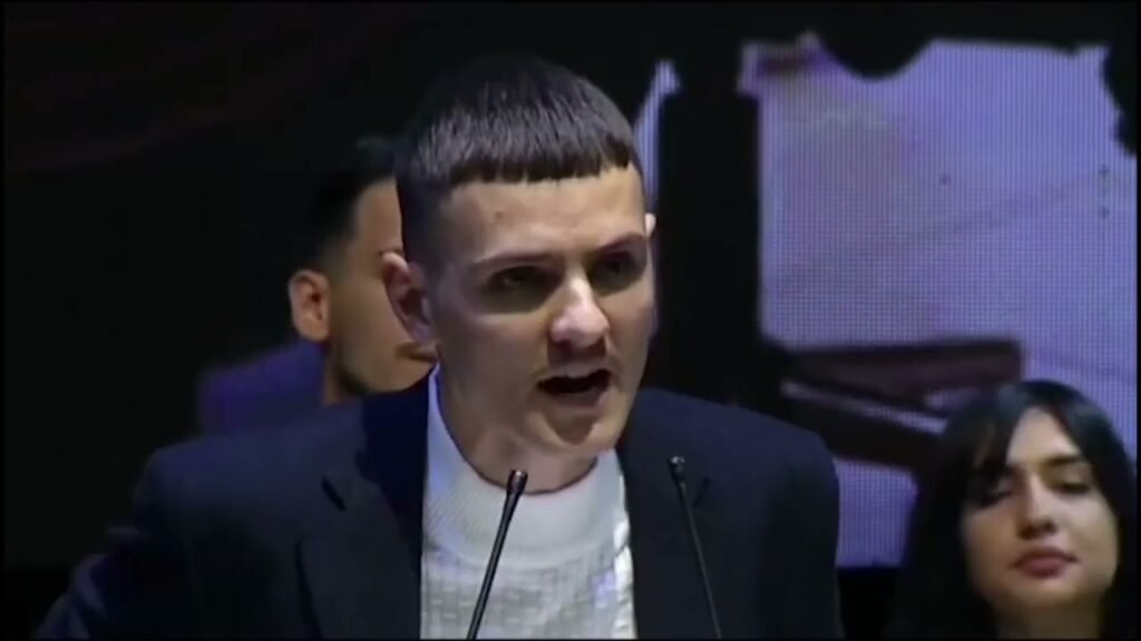 KRONIKË: KALLËZOHET NË SPAK I RIU SOCIALIST NGA QYTETI I LUSHNJES KRONIKË: KALLËZOHET NË SPAK I RIU SOCIALIST NGA QYTETI I LUSHNJES