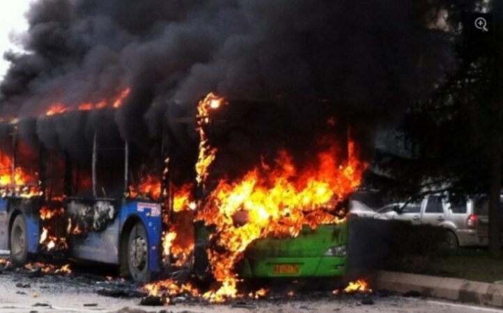6 të vdekur nga shpërthimi i flakëve në një autobus në Kinën jugore 6 të vdekur nga shpërthimi i flakëve në një autobus në Kinën jugore