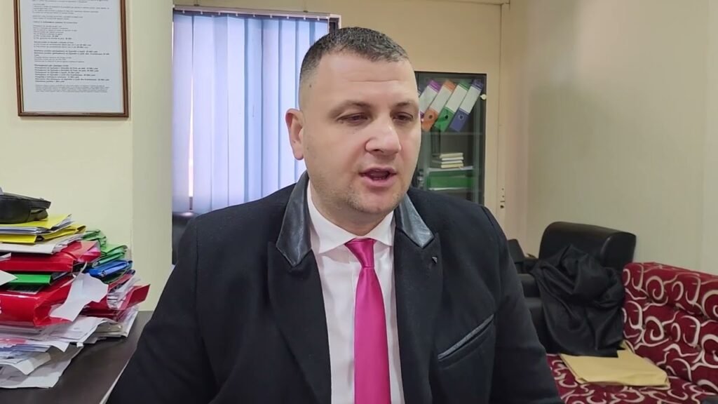 Kronikë, Fier, avokati Goxhaj: Raste të shtuara të prindërve të divorcuar që “braktisin” fëmijët Kronikë, Fier, avokati Goxhaj: Raste të shtuara të prindërve të divorcuar që “braktisin” fëmijët