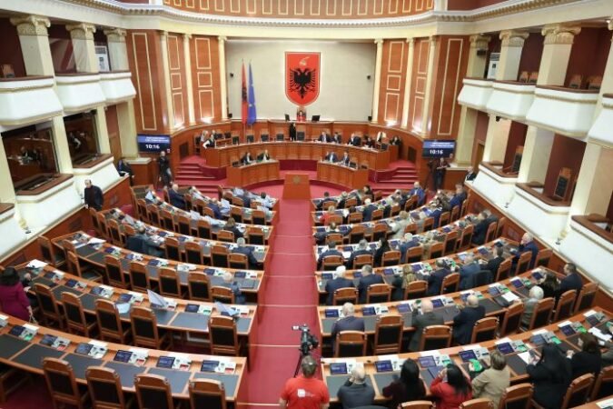 Çfarë pritet të ndodhë sot në seancën plenare të Kuvendit: Ndryshime në Kodin Zgjedhor, interpelanca me ministrin Hoxha dhe projektligje të tjera