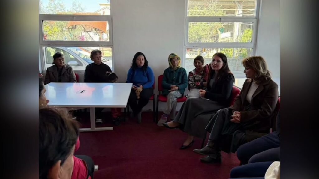 KRONIKË: LUSHNJE, KRYEBASHKIAKJA SEFA TAKIM ME GRATË NË LAGJEN SAVËR KRONIKË: LUSHNJE, KRYEBASHKIAKJA SEFA TAKIM ME GRATË NË LAGJEN SAVËR