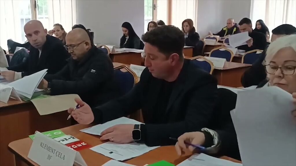 KRONIKË: LUSHNJE, MBAHET MBLEDHJA E RRADHËS E KËSHILLIT BASHKIAK KRONIKË: LUSHNJE, MBAHET MBLEDHJA E RRADHËS E KËSHILLIT BASHKIAK