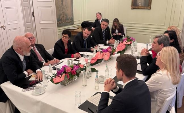 Marta Kos takon liderët e Ballkanit Perëndimor në Mynih: Rajoni është thelbësor për BE-në Marta Kos takon liderët e Ballkanit Perëndimor në Mynih: Rajoni është thelbësor për BE-në