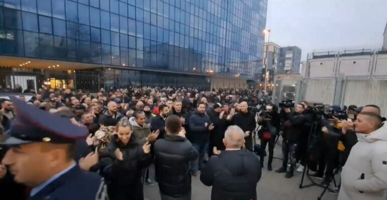 Bardhi akuzon qeverinë për presion ndaj drejtësisë: Mosprezenca e policisë, akt i paprecedentë Bardhi akuzon qeverinë për presion ndaj drejtësisë: Mosprezenca e policisë, akt i paprecedentë
